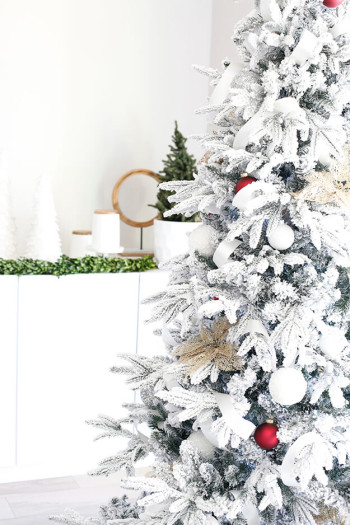 Modern Winter Wonderland Christmas Tree