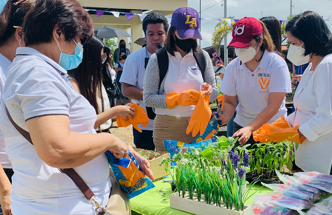 Seed packets of easiest vegetables to grow like tomatoes, eggplant, and peppers are given to homeowners for gardening.