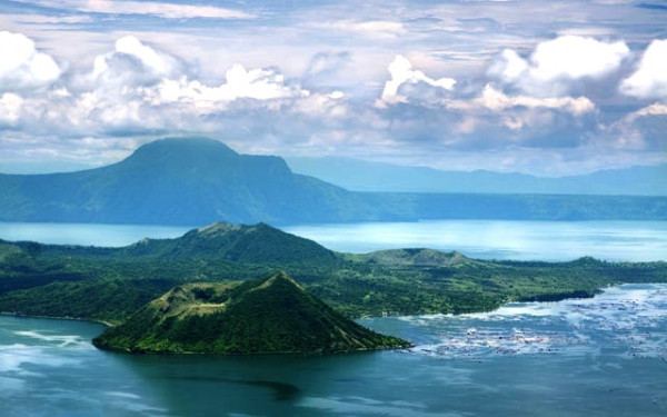 Taal-volcano-and-Taal-Lake-in-Tagaytay-City