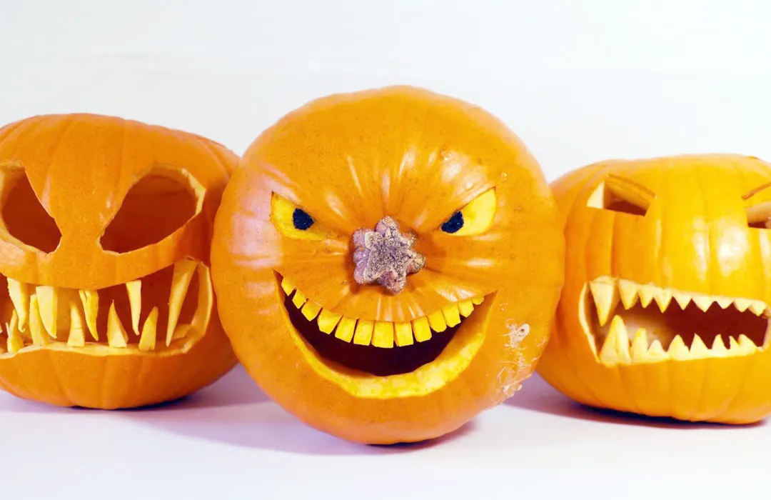 Mini pumpkins or pumpkin carving as Halloween decorations will be perfect as you wear a witch hat for a photo.
