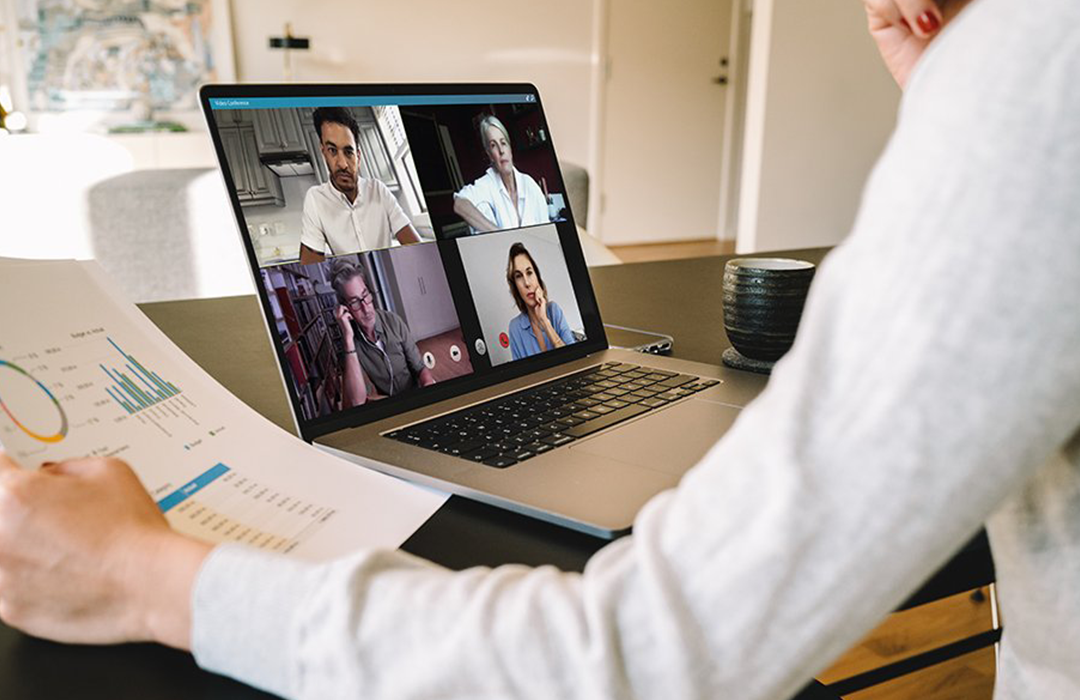 Employees work with the use of communication tools that enable teams to collaborate.