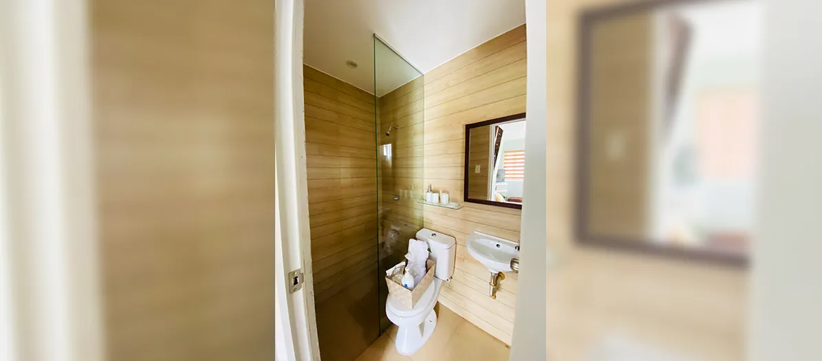 /assets/properties-project-gallery/Lumina-Bauan/lumina-bauan-header/lumina-bauan-angelique-home-sample-toilet-and-bath.webp