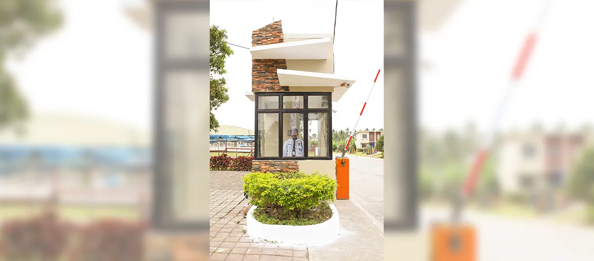 /assets/properties-project-gallery/Lumina-Lipa/lumina-lipa-header/lumina-lipa-guarded-entrance-2.webp